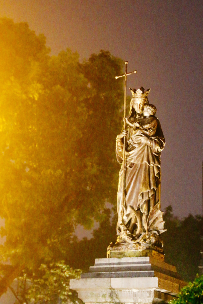 tượng thánh Mẹ Maria của nhà thờ Chính tòa tại Hà nội